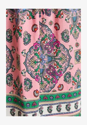 Rožinės spalvos audinys su sudėtingais gėlėmis ir geometriniais raštais, accentuotais žalia, mėlyna ir oranžine spalvomis, turi tekstūruotą paviršių.