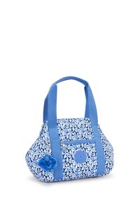 Borsa in tessuto blu con un motivo geometrico bianco, due manici corti, una tasca frontale con zip e un charm blu peloso attaccato.