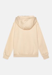 Sudadera beige con capucha, con un cuello redondo, puños acanalados y una textura suave, mostrada desde la parte de atrás.
