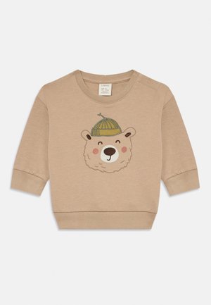 Beiger Baby-Pullover mit langen Ärmeln, vorne bedruckt mit einem lächelnden Bärengesicht, das einen grünen gestreiften Hut trägt, und mit Druckknöpfen an der Schulter.