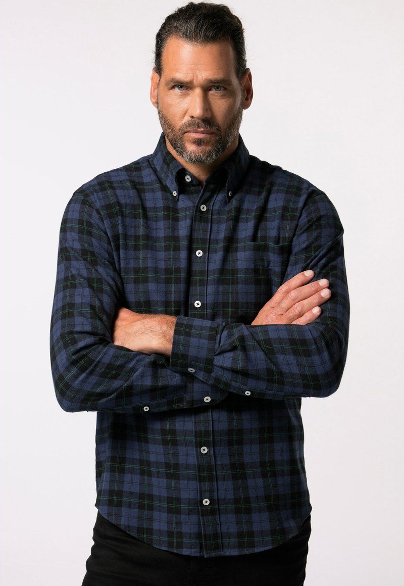 Camicia a quadri blu e verde, in tessuto flanella, maniche lunghe, colletto, bottoni bianchi, orlo curvo, con una tasca sul lato sinistro.