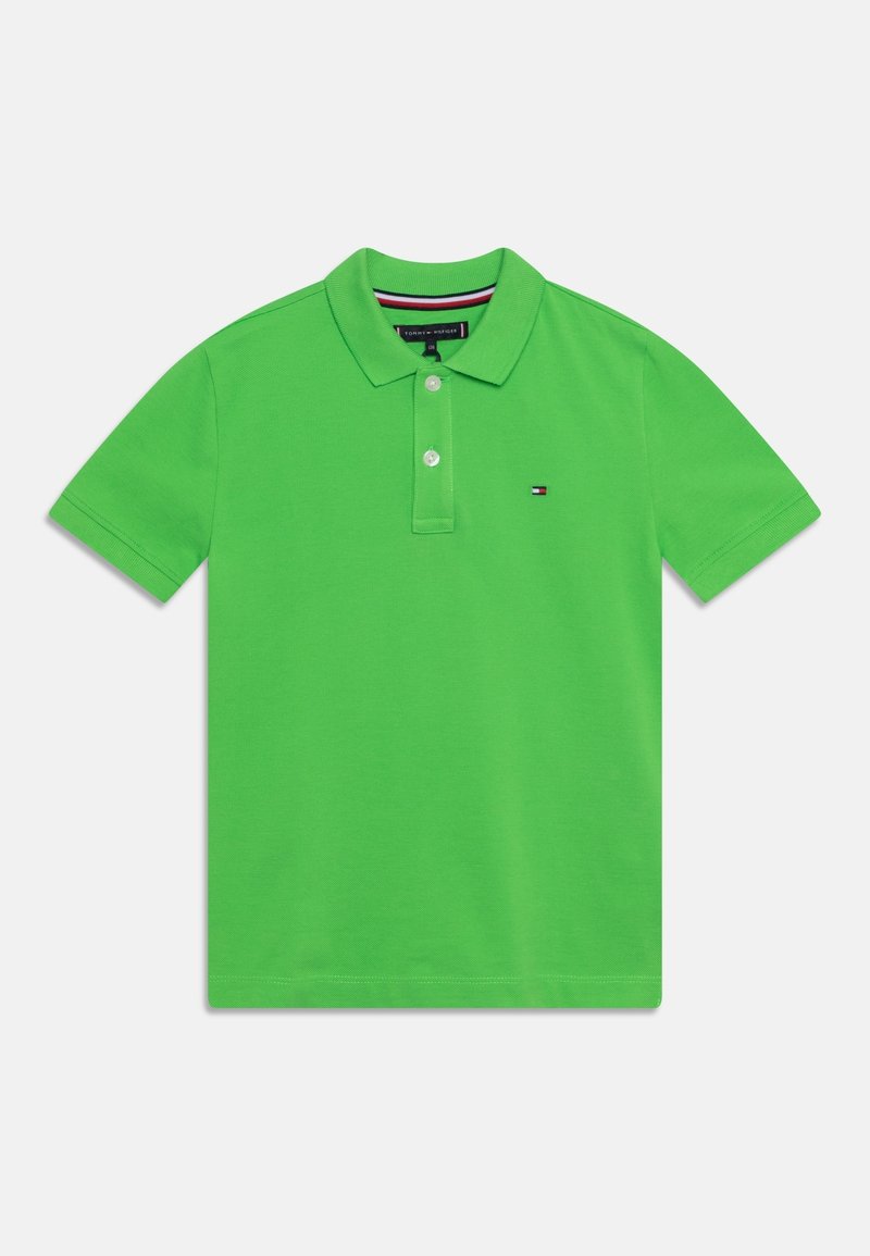 Grünes Baumwollpolo mit klassischem Kragen, Knopfleiste mit zwei Knöpfen und kleinem gesticktem Logo auf der linken Brust. Kurze Ärmel.