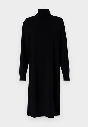 Zwarte gebreide jurk met een hoge hals, lange mouwen, een ontspannen pasvorm en geribde manchetten. De stof heeft een gladde textuur, geschikt voor zowel casual als formele gelegenheden.