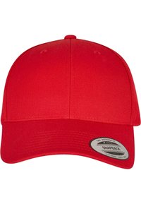 Rød snapback caps med teksturert stoff, flat skjerm, seks-panel design, og et sirkulært merke klistremerke på forsiden.
