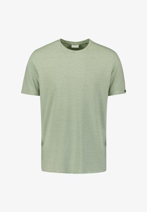 Groene gestreepte t-shirt van zacht materiaal. Heeft korte mouwen, een ronde hals en horizontale strepen in verschillende groene tinten.