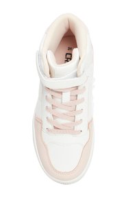 Weißer Sneaker mit rosa Akzenten, ausgestattet mit einer gepolsterten Zunge, runder Zehenpartie und strukturierten Seiten. Inklusive Schnürsenkeln und einem Klettverschluss.