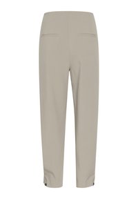 Beige tapered broek met een gladde textuur, voorzien van twee achterzakken en knoopaccenten bij de enkelzoom. Tailored ontwerp zonder zichtbare patronen.