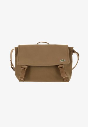 Sac messager rectangulaire marron avec fermeture à rabat, deux sangles avant à boucle, une petite poignée sur le dessus et un logo crocodile brodé.