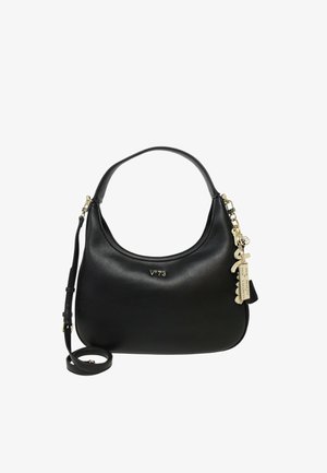 Bolso de hombro de cuero negro con forma curva, herrajes en tono dorado y una correa desmontable. Incluye un charm y un detalle de logo en relieve.