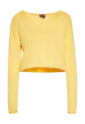 Gelber langärmeliger, kurz geschnittener Pullover mit V-Ausschnitt und lockerer Passform, vor weißem Hintergrund dargestellt.