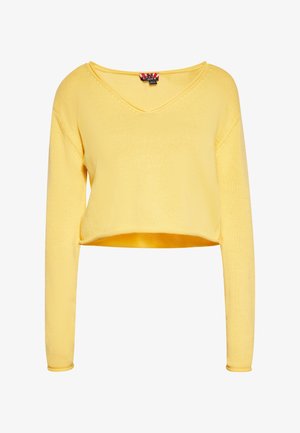 Gul langærmet cropped sweater med V-hals og afslappet pasform, vist mod en hvid baggrund.