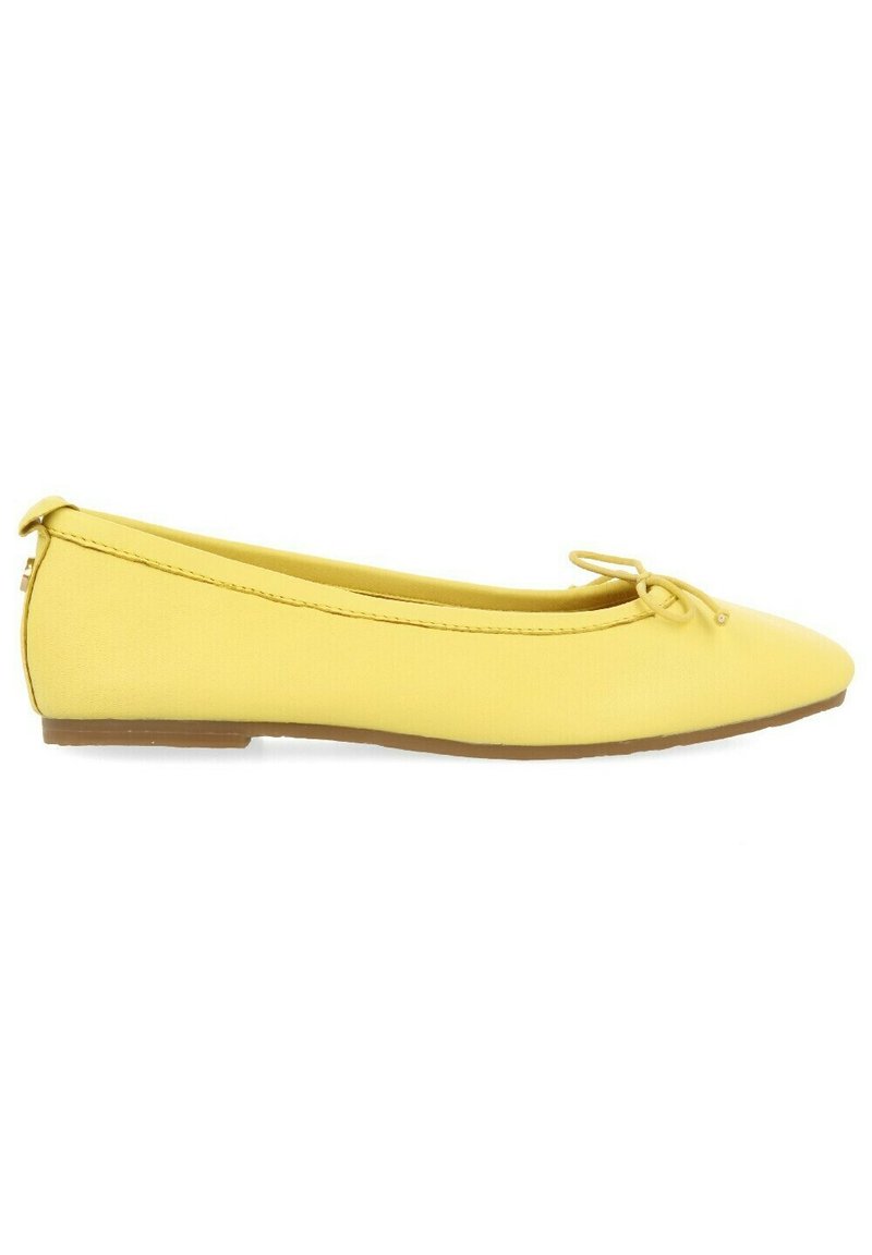 Bailarinas amarillas con un upper sintético suave, punta afilada y un delicado lazo. Suela de goma plana. Diseño simple sin adornos.