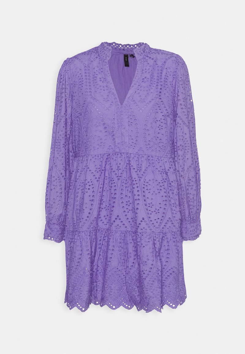 Robe longue violette à manches longues avec un décolleté en V, broderie ajourée complexe, ourlet festonné et volants froncés.