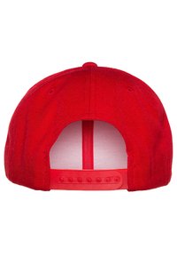 Rød snapback cap med tekstureret stof, seks-panel design, justerbar plastikrem bagpå og lufthuller til ventilation.