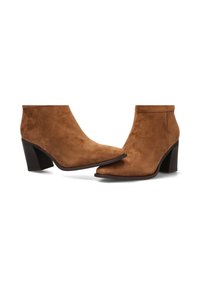 Botas de tobillo de ante marrón con un diseño de punta afilada, tacón cuadrado y textura suave. Las botas cuentan con una parte superior sin costuras, sin costuras visibles.