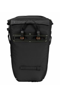 Mochila impermeable negra con correas dobles y múltiples clips. Presenta una forma rectangular y una tela texturizada y duradera.