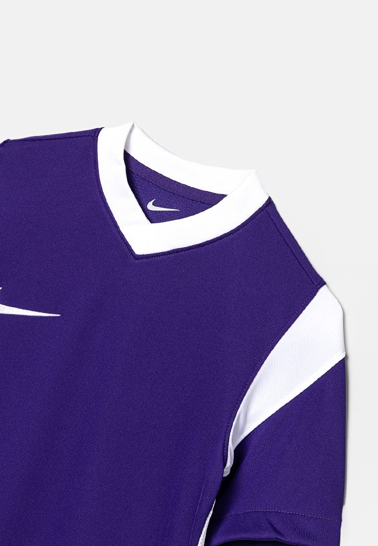 Nike Sporttrikot in Lila mit weißen Akzenten. Verfügt über einen V-Ausschnitt und kurze Ärmel. Hergestellt aus glattem, atmungsaktivem Material.