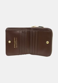Portafoglio in pelle marrone aperto, con sei fessure per carte, due chiusure a scatto e marchio dorato "ERMANNO Firenze" sul lato sinistro.