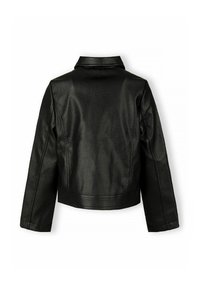 Giacca in finta pelle nera con design cropped, colletto e maniche lunghe. Texture liscia con dettagli hardware minimi.