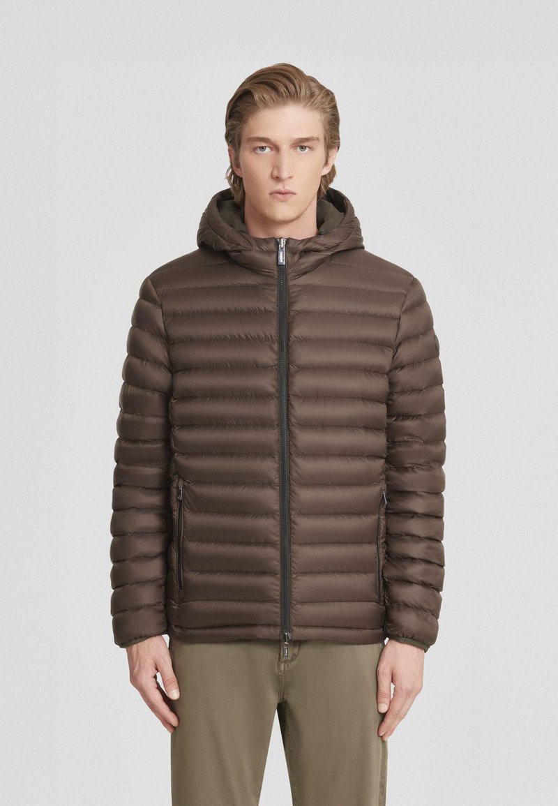 Giubbotto imbottito marrone con trapuntatura orizzontale, chiusura con zip e cappuccio. Presenta tasche laterali e una texture liscia e lucida.