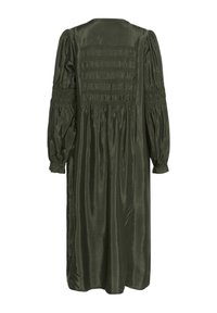Abito verde oliva a maniche lunghe in un tessuto liscio, simile alla satinato. Presenta dettagli arricciati sul corpetto e una silhouette ad A fluida.