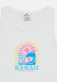 Vit linne med ett färgglatt tryck av en sol, våg och palmträd. Inkluderar text: "HA EN BRA TID, ENDAST HAWAII."