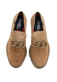 Scarpe slip-on in camoscio marrone con una catena decorativa sulla parte superiore, dotate di una suola testurizzata e di dettagli di cucitura a contrasto.