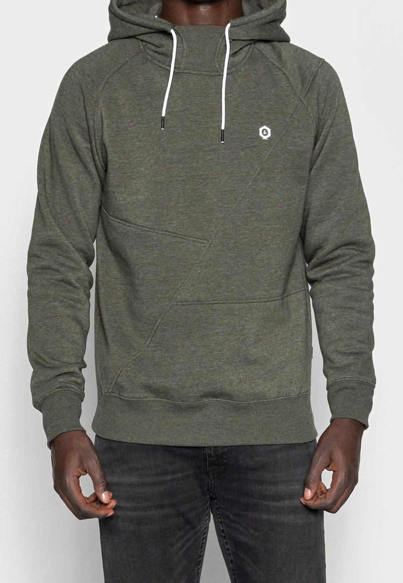 Felpa verde con cappuccio, dal finish testurizzato, cuciture diagonali e lacci bianchi. Presenta un piccolo logo sul petto.