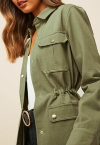 Friends Like These UTILITY POCKET REGULAR FIT - Letná bunda - khaki green