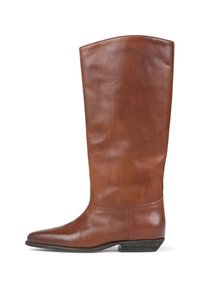 Bota de cuero marrón hasta la rodilla con una textura suave, punta afilada y un tacón bajo apilado. Presenta costuras mínimas y un diseño sencillo.