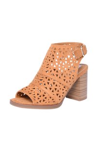 Sandalo con tacco aperto, in suede beige, caratterizzato da ritagli geometrici, cinturino alla caviglia regolabile e un tacco chunky in legno texturizzato.