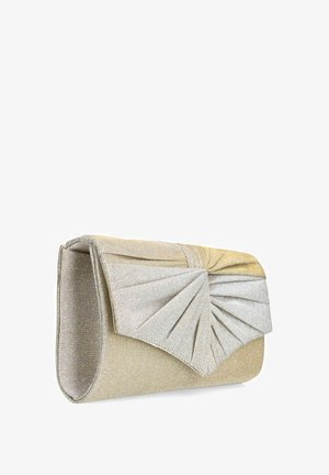 Metallische clutch met een geplooid ontwerp. Kenmerkt zich door een vervaging van goud naar zilver, met een gladde textuur en subtiele glans. Klem-sluiting.