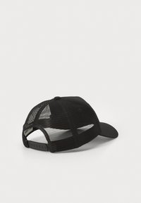 Gorra negra con malla en la parte trasera, frontal sólido, visera curvada, correa ajustable de plástico y logo bordado en el lado.