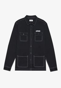 Černá košile s dlouhým rukávem a knoflíky, s bílým kontrastním prošitím, límečkem, dvěma náprsními kapsami na klopu s knoflíky, dvěma spodními našitými kapsami a logem na hrudi.