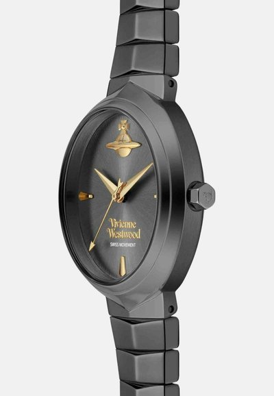 Montre en métal noir avec un cadran rond, aiguilles dorées et un logo. Dotée d'un bracelet à maillons aux formes géométriques et d'un cadran texturé. Mouvement suisse.