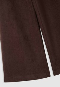 Pantaloni di tessuto marrone con texture liscia, caratterizzati da una gamba ampia e orli puliti e dritti. Nessun motivo o dettaglio hardware visibile.