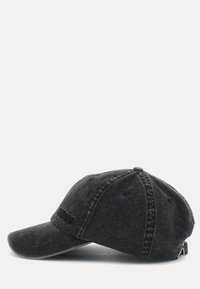 Gorra de béisbol de denim negra con estructura de seis paneles, visor curvado, logotipo bordado cerca del frente y correa ajustable en la parte posterior.