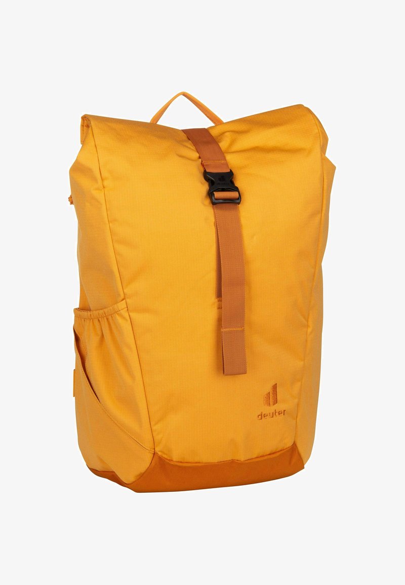 Mochila de tela amarilla con diseño de cierre enrollable, correa ajustable, bolsillo lateral y un broche negro. Presenta un sutil branding en la parte frontal.