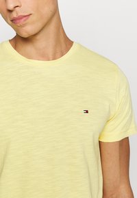 Tommy Hilfiger T-shirts basic - yellow