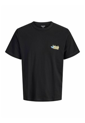 Tricou negru cu mâneci scurte, cu text mic "Lakeside Retreat" și grafică în galben și albastru pe partea stângă a pieptului.