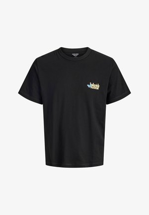 Tricou negru cu mâneci scurte, cu text mic "Lakeside Retreat" și grafică în galben și albastru pe partea stângă a pieptului.