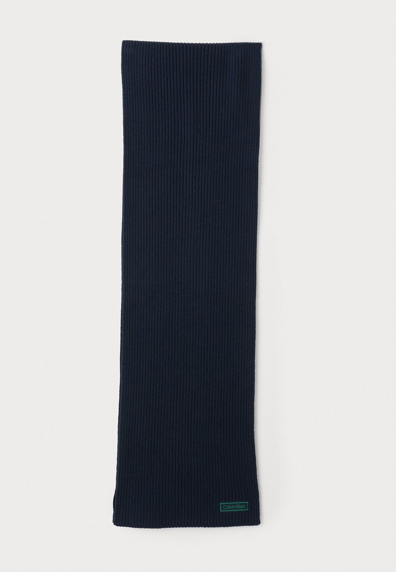 Marineblauwe geribbelde sjaal van zacht materiaal, met een rechte vorm en een klein groen Calvin Klein-logo aan een uiteinde.