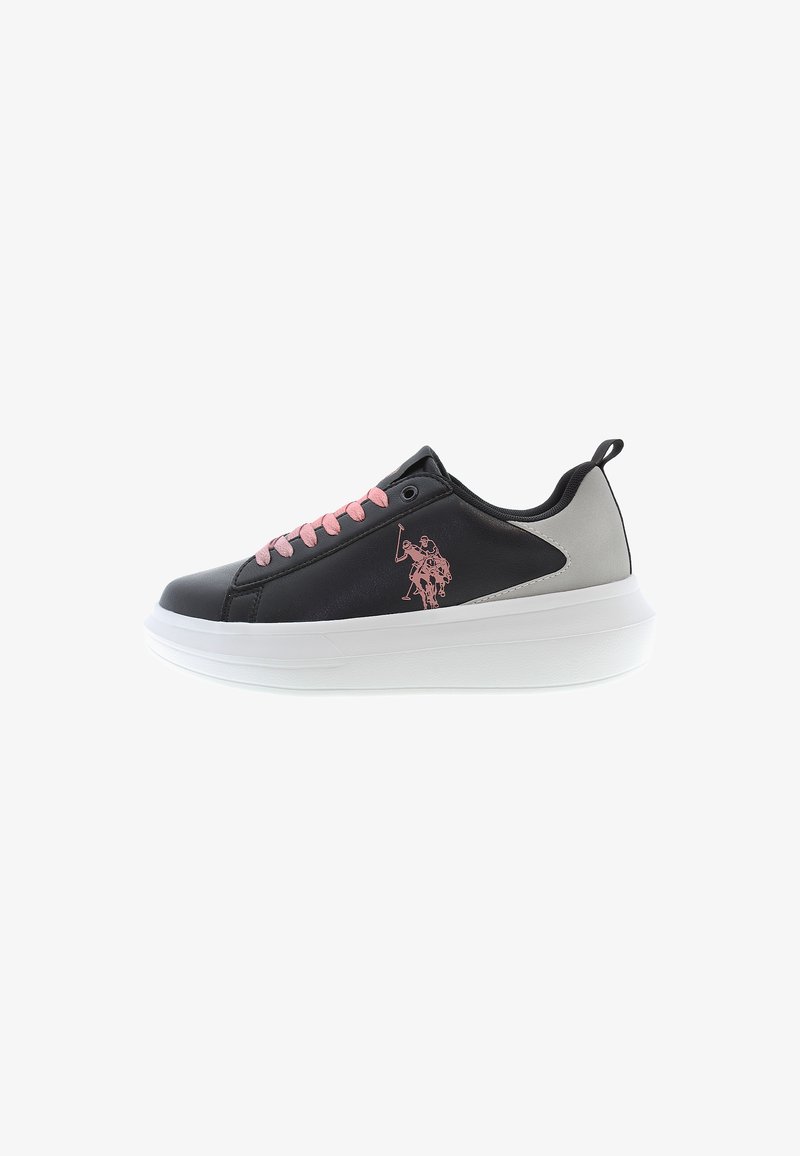 Schwarze Ledersneaker mit rosa Schnürsenkeln, weißer Zwischensohle und grauen Fersenelementen. Mit einem dekorativen pinken Logo eines Ritters zu Pferd.
