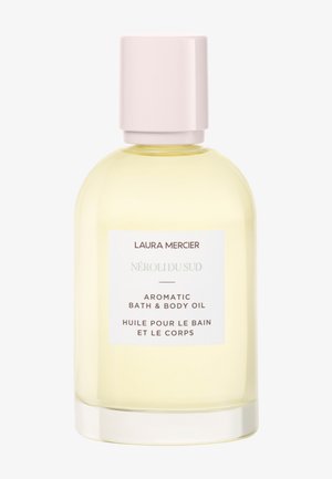 Transparente Glasflasche mit runder Form, gefüllt mit einem blassgelben Bade- und Körperöl, verschlossen mit einem hellrosa, flachen Deckel.