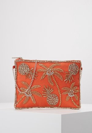 Oranger rechteckiger Clutch mit goldenen, perlenbesetzten Palm- und Ananasdesigns, silberner Kettenriemen und Reißverschluss oben.