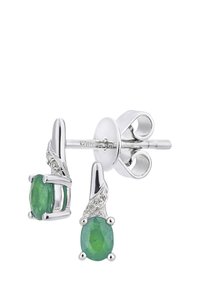 Sudraba auskari ar diviem ovālajiem zaļajiem dārgakmeņiem, ko ieskauj mazi caurspīdīgi akmeņi, ar elegantu dizainu un pulētu apdari.
