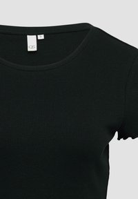 Schwarzes, geripptes Kurzarmshirt mit rundem Halsauschnitt und kleinen weißen Größenetiketten (S) im Kragen, vor grauem Hintergrund.