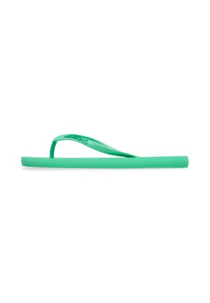 Groene rubberen teenslipper met een gestructureerde band en een platte zool. Het ontwerp is minimalistisch met een glad oppervlak en zonder extra patronen.