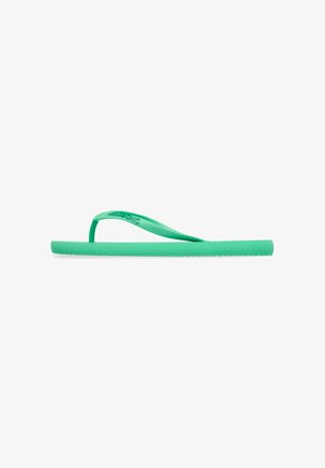 Groene rubberen teenslipper met een gestructureerde band en een platte zool. Het ontwerp is minimalistisch met een glad oppervlak en zonder extra patronen.