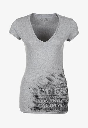 T-shirt gris à col en V en coton doux, avec des manches courtes et une impression graphique texturée avec des lettres noires en bas.